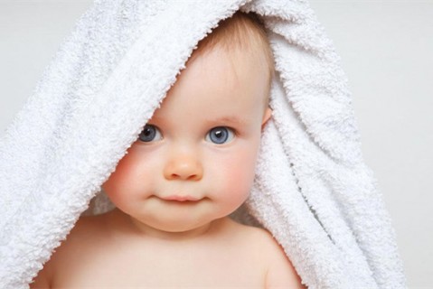 初乳很黄是不是不干净不可以喝？母乳怎么喂养珠海捐卵宝宝？